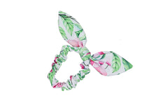 Load image into Gallery viewer, Scrunchie in Pink Bloom